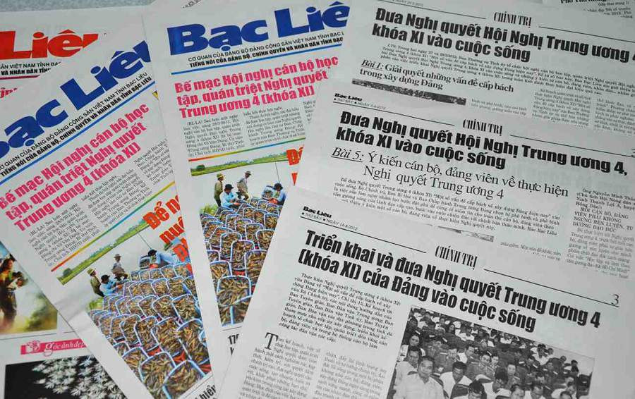 Giấy báo cũ được sử dụng để lót và hút ẩm trong tủ quần áo bằng gỗ hoặc nhựa