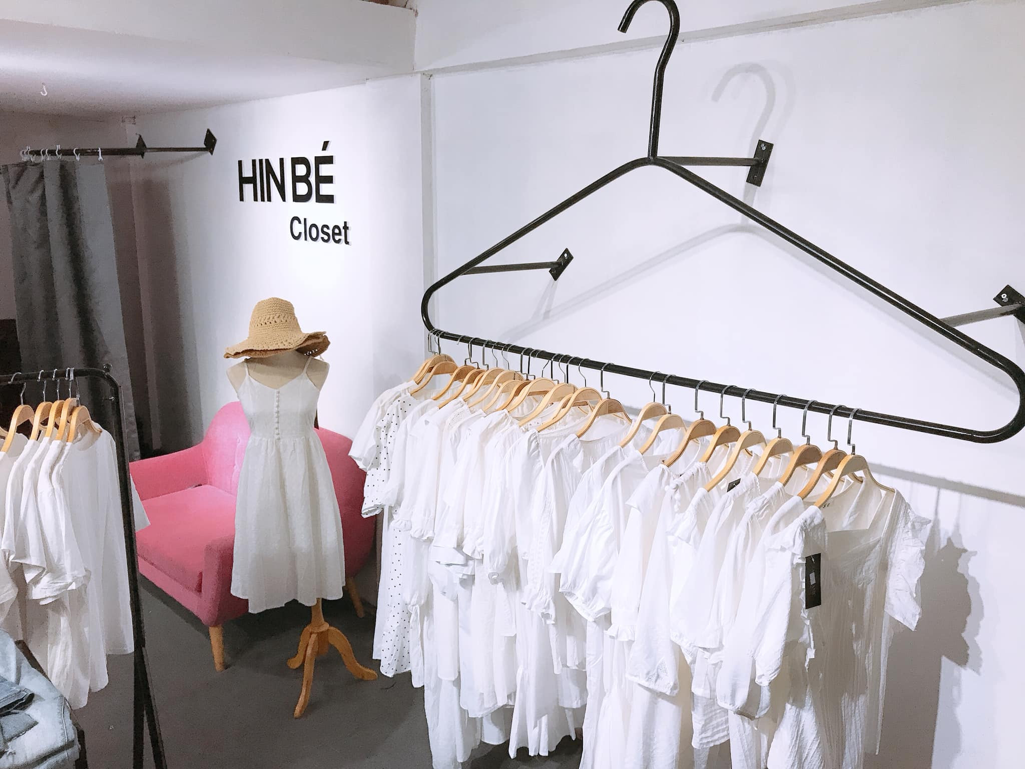 Góc trưng bày quần áo trên giá treo và móc treo chuyên dụng trong shop thời trang