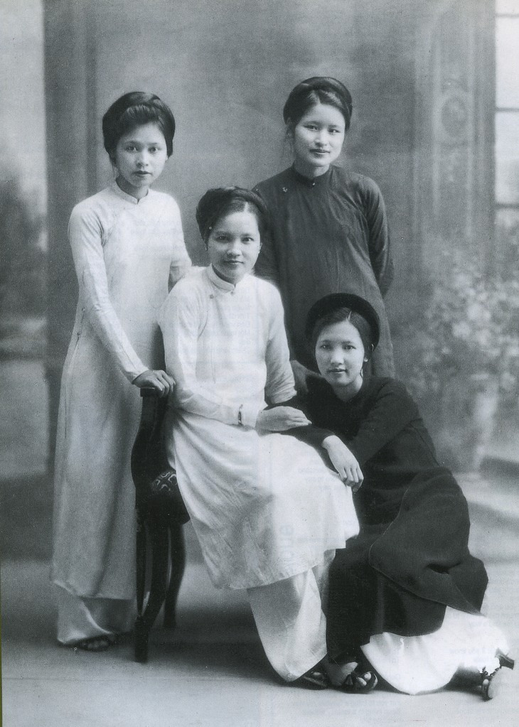 Hình ảnh áo dài truyền thống với thiết kế liền vai và cổ cao đặc trưng, tôn vinh vóc dáng người phụ nữ Kinh xưa.