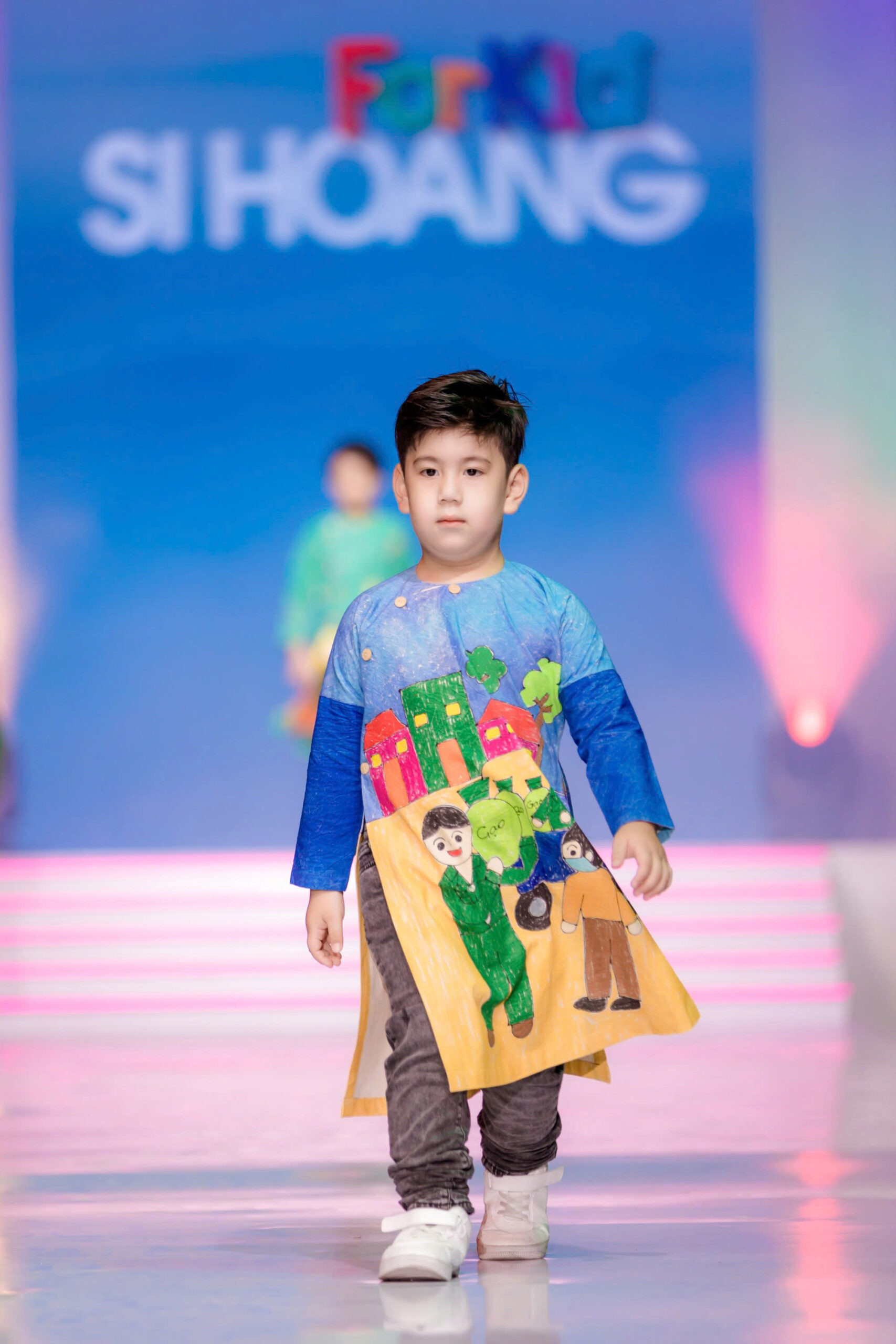 Hình ảnh cận cảnh một chiếc quần shorts được may thủ công từ quần jean cũ, thể hiện sự sáng tạo trong thời trang tái chế