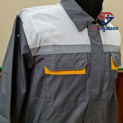 Hình ảnh cận cảnh thể hiện chi tiết phản quang trên ngực và lưng áo bảo hộ VinFast