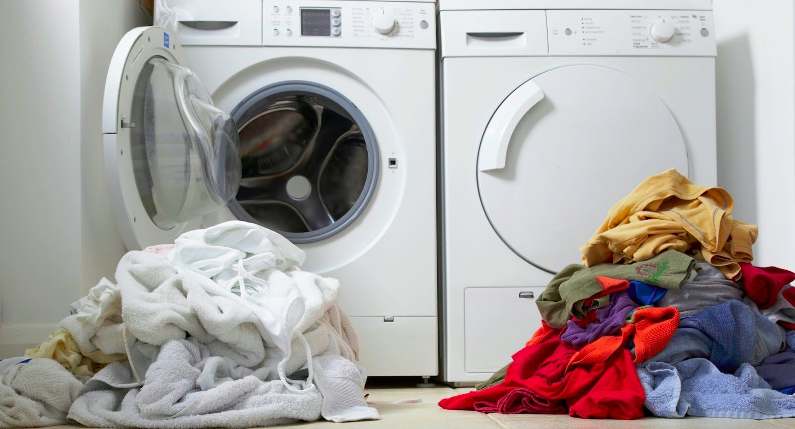 Hình ảnh minh họa việc phân loại màu quần áo trước khi đem giặt