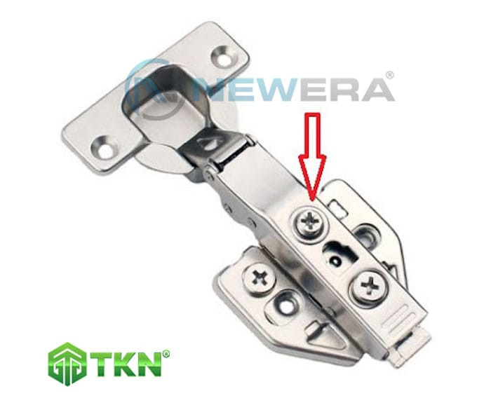 Hình ảnh mô tả vị trí con ốc điều chỉnh độ dịch chuyển ngang (trái/phải) trên thân bản lề