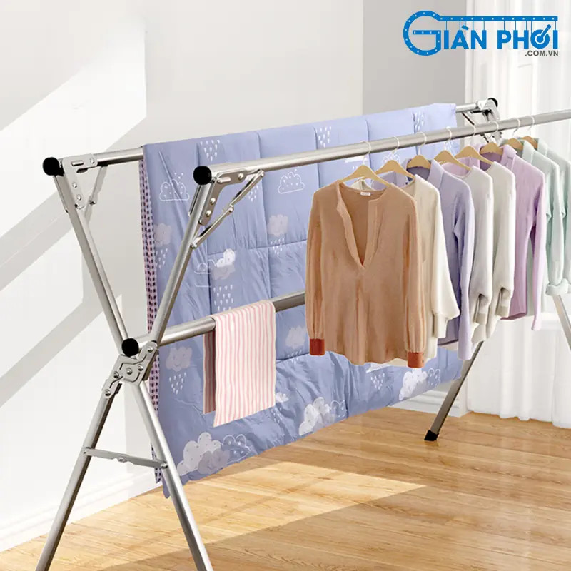 Hinh anh mot gia phoi quan ao inox chac chan, the hien do ben vuot troi va kha nang chong oxy hoa trong moi dieu kien thoi tiet.