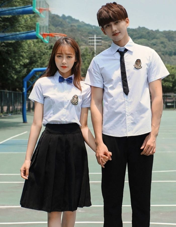 Học sinh Trung Quốc trong đồng phục quần tây áo trắng với kiểu dáng rộng rãi, thoải mái và phụ kiện nơ/cà vạt