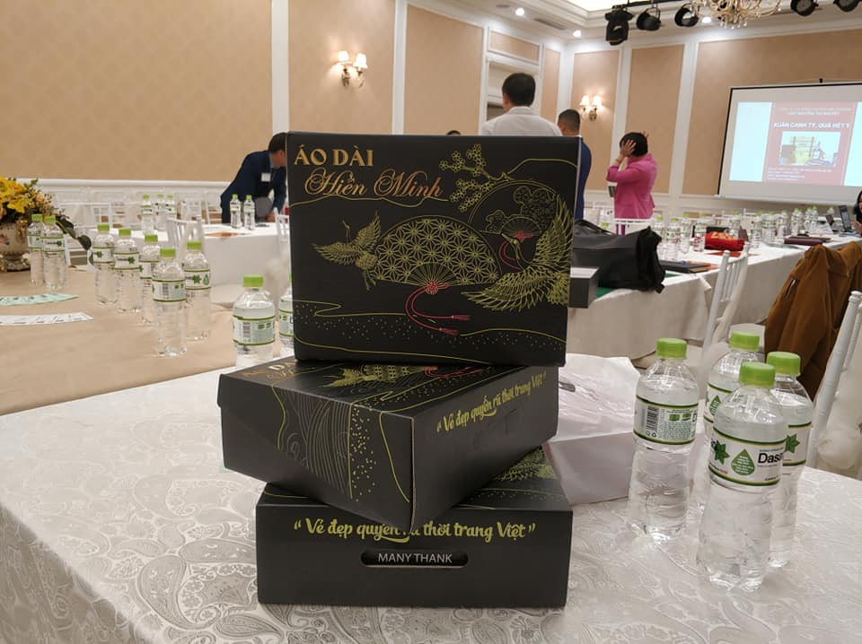 Hộp đựng áo dài chuyên nghiệp từ Tiệm áo dài Hiền Minh, bảo vệ sản phẩm tốt nhất khi đến tay khách hàng