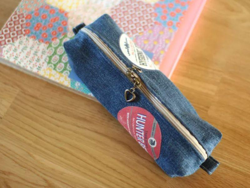 Hộp đựng bút hình trụ làm từ vải jean cũ cứng cáp, một vật dụng handmade tiện lợi và bền đẹp cho góc học tập làm việc