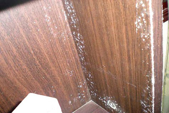 Hộp vôi sống đặt trong tủ quần áo giúp hút ẩm và ngăn ngừa nấm mốc