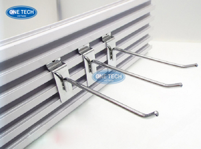 Kệ siêu thị rãnh cài đa năng với móc treo sản phẩm, dễ dàng điều chỉnh vị trí để trưng bày quần áo hoặc phụ kiện