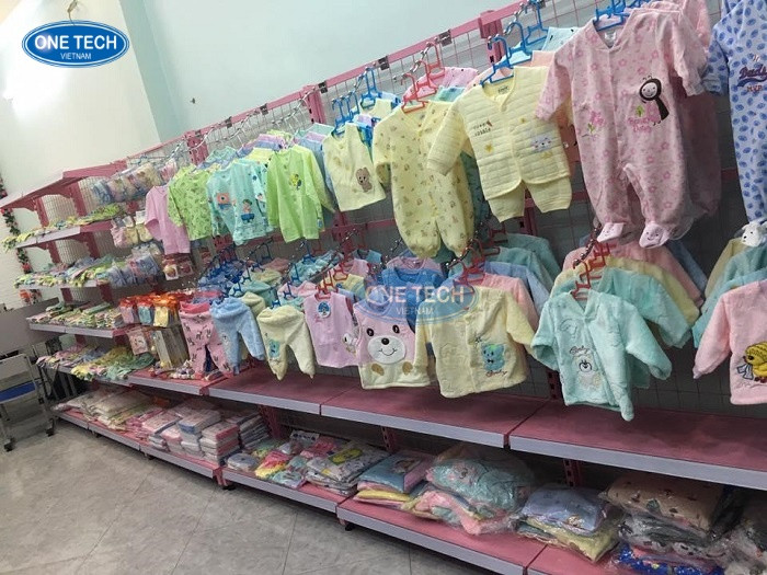 Kệ siêu thị trưng bày sản phẩm hiện đại với móc treo đa năng, phù hợp cho cửa hàng thời trang và phụ kiện