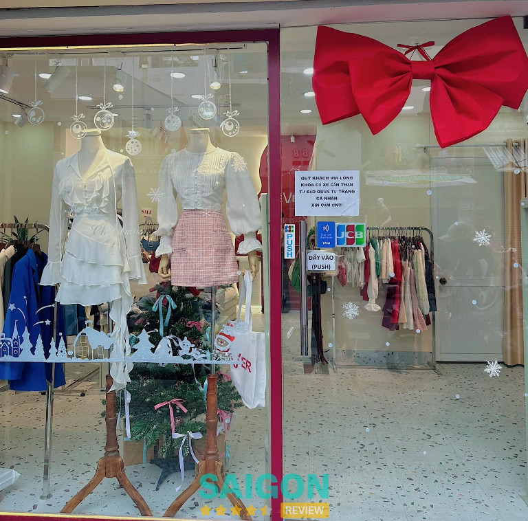 Không gian cửa hàng C.Rêver, shop thanh lý quần áo TPHCM với đa dạng sản phẩm được sắp xếp gọn gàng.