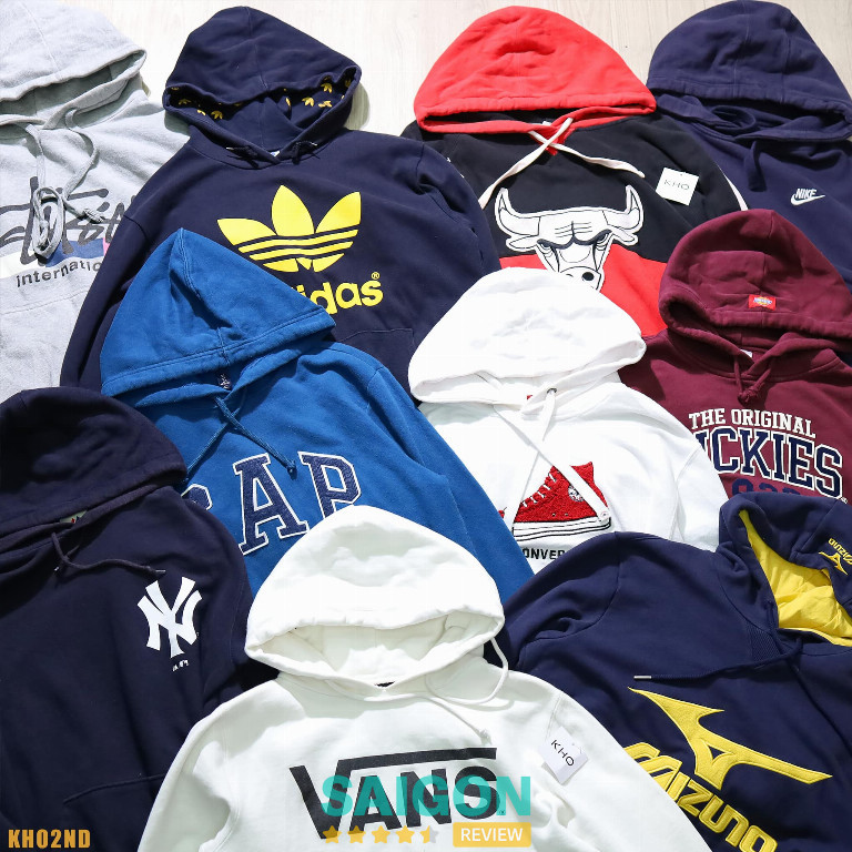 Khu vực trưng bày quần áo thanh lý tại 2ND Chance, shop đồ second-hand chất lượng ở TP.HCM.