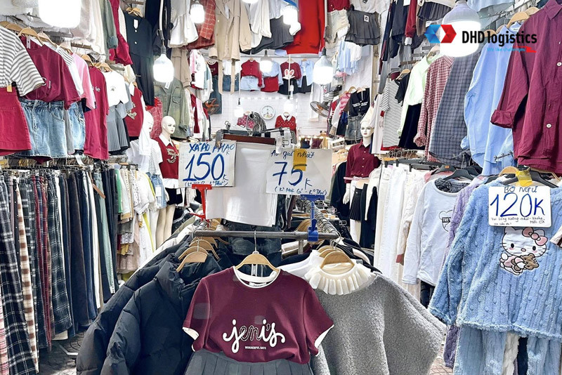 Khung cảnh nhộn nhịp tại chợ Phùng Khoang, địa chỉ nhập sỉ quần áo nữ hot trend ở Hà Nội.