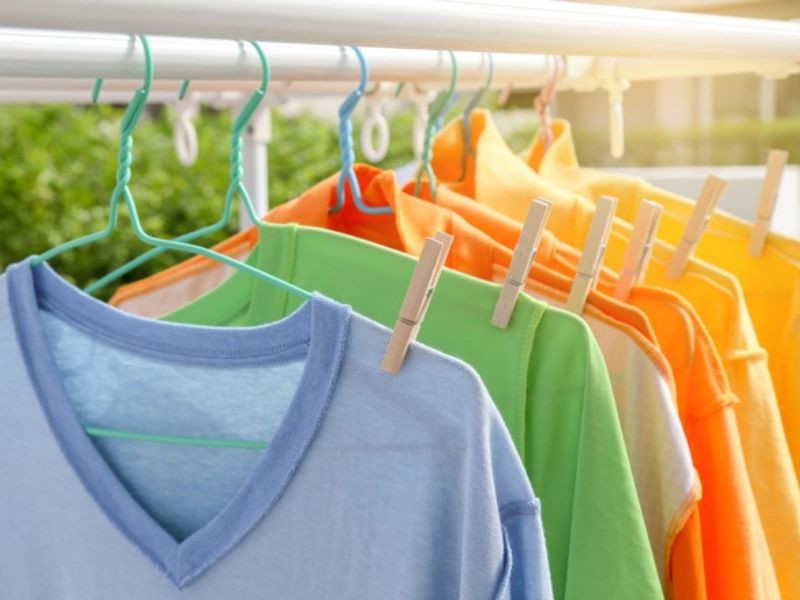 Kiểm tra kỹ lưỡng quần áo đã khô hoàn toàn trước khi gấp và cất vào tủ quần áo