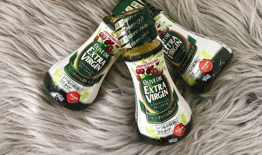 Làm ấm dầu dừa hoặc dầu olive rồi nhúng vết kẹo vào dầu để tách kẹo ra khỏi sợi vải