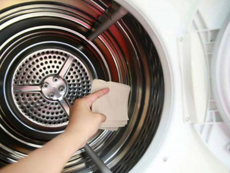 Làm sạch lồng máy giặt thường xuyên để loại bỏ vi khuẩn và ngăn ngừa mùi ẩm mốc bám vào quần áo