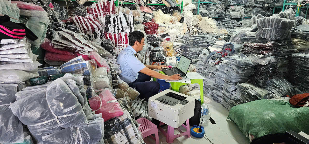 Lực lượng chức năng kiểm tra số lượng lớn quần áo không rõ nguồn gốc tại một shop online ở Ninh Thuận