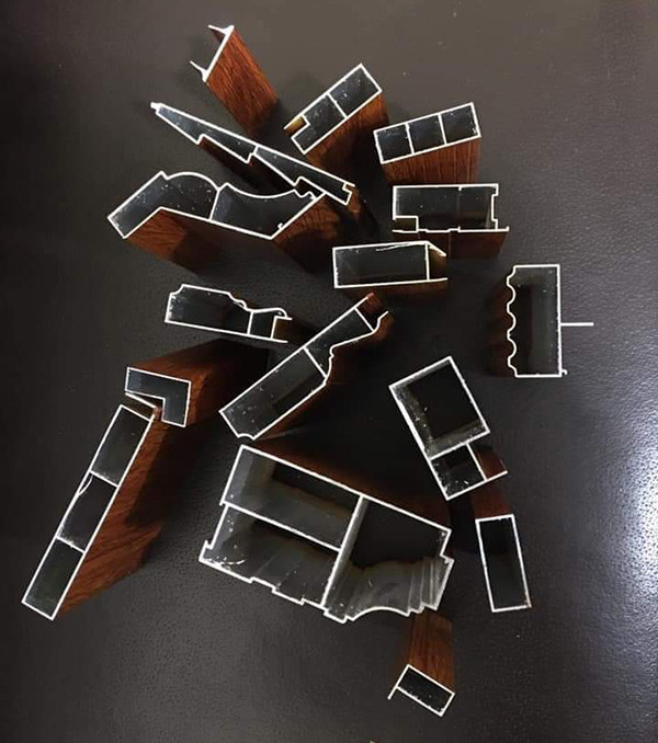 Mặt cắt thanh nhôm Omega nội thất, thể hiện độ dày và cấu trúc chắc chắn