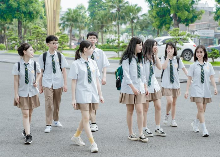 Mẫu đồng phục quần tây áo trắng học sinh THPT Iris kết hợp cà vạt xanh, trẻ trung và năng động