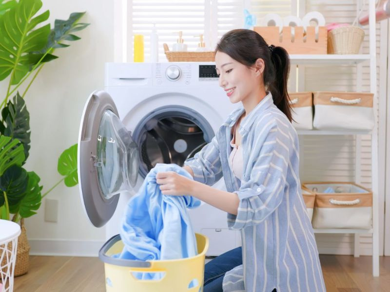 Máy giặt đang giặt quần áo ở nhiệt độ cao để khử trùng và loại bỏ mùi ẩm mốc