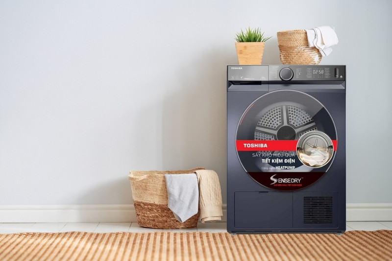 Máy sấy bơm nhiệt Toshiba Inverter 10 kg màu xám hiện đại, cửa lồng sấy lớn