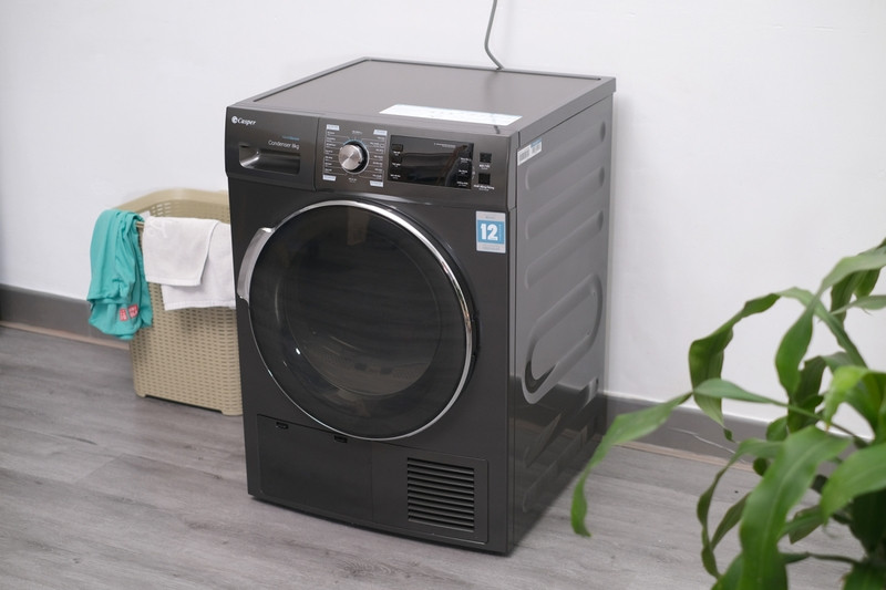 Máy sấy ngưng tụ Casper 8.0 kg màu xám, cửa lồng sấy mở, bảng điều khiển hiện đại