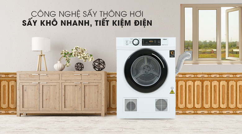 Máy sấy quần áo thông hơi Aqua 7kg AQH-V700FW màu trắng, với cửa lồng và bảng điều khiển phía trước, cần ống thoát khí, phù hợp cho không gian thoáng đãng.