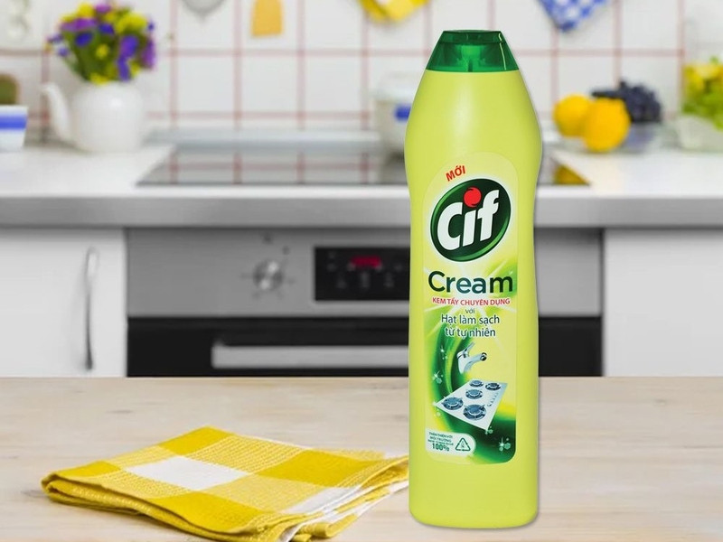 Minh họa việc sử dụng chất tẩy đa năng Cif để làm sạch vết keo