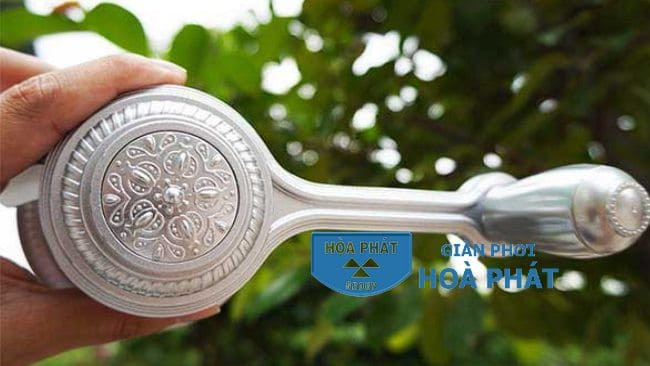 Mô tả hình ảnh giàn phơi thông minh Hòa Phát KS950 đang được lắp đặt hoặc thể hiện cấu trúc tổng thể với hai thanh phơi gắn trên trần nhà