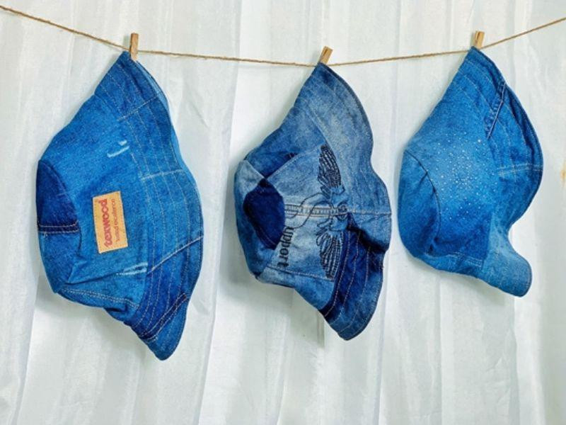 Mũ lưỡi trai phong cách làm từ vải quần jean cũ, thể hiện cá tính và tinh thần thời trang bền vững