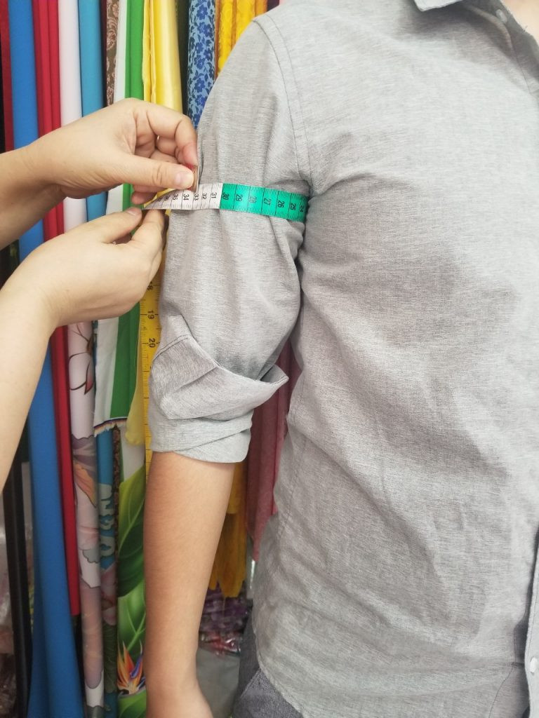 Nét đẹp thanh lịch của áo dài đỏ thêu hoa đi kèm quần xanh cổ vịt, lựa chọn hoàn hảo cho các sự kiện trang trọng