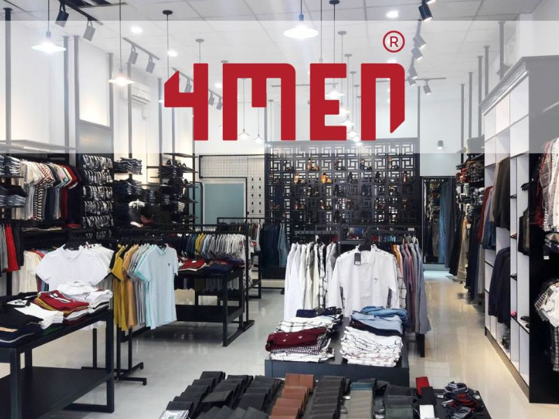 Người đàn ông trung niên khoác áo bomber thanh lịch của 4MEN, toát lên vẻ năng động nhưng vẫn giữ được sự chỉn chu.