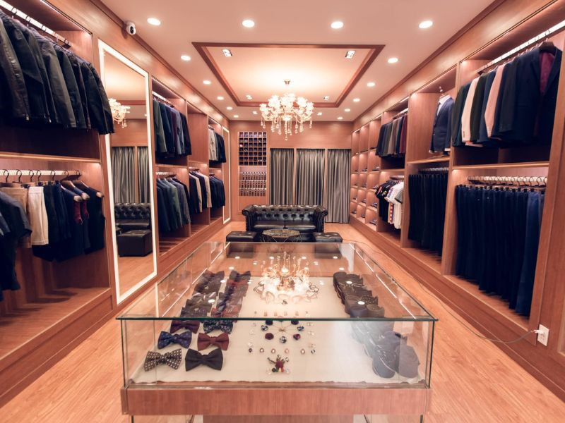 Người đàn ông trung niên lịch lãm trong bộ trang phục Adam Store, kết hợp áo blazer và quần âu, phù hợp cho nhiều dịp.