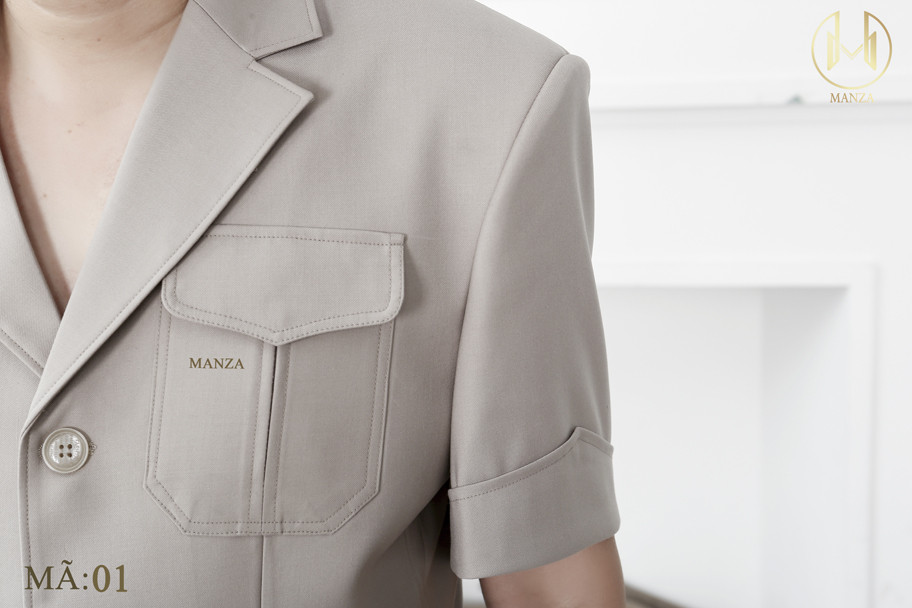 Người mẫu mặc áo Tôn Trung Sơn Manza màu xám đậm, thể hiện sự lịch lãm