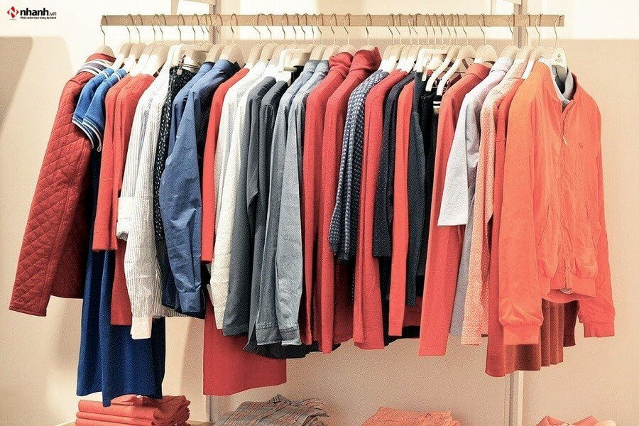 Người mẫu mặc trang phục thể thao năng động, minh họa cho mô hình kinh doanh quần áo thể thao