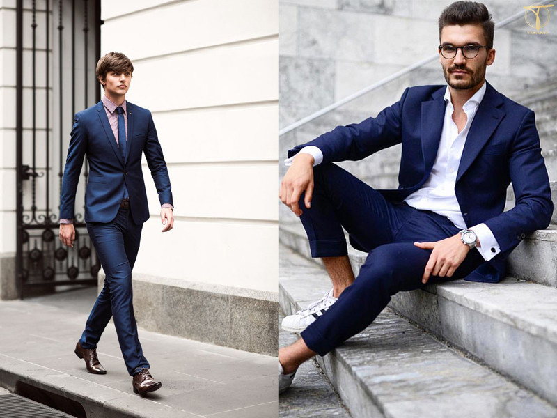Người mẫu nam diện áo blazer xanh tím than và áo phông trắng, kết hợp quần màu sáng tạo vẻ ngoài trẻ trung, năng động.