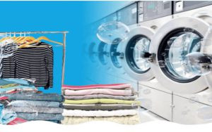 Người phụ nữ đang kiểm tra nhãn mác quần áo để chọn chế độ giặt hơi nước phù hợp, tránh làm hỏng các loại vải nhạy cảm.