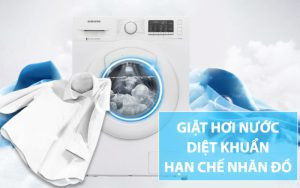 Người phụ nữ đang lấy quần áo sạch ra khỏi máy giặt hơi nước hiện đại, hình ảnh minh họa lợi ích giặt sạch sâu và khử trùng quần áo.