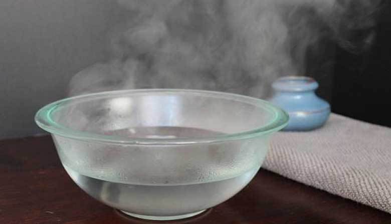 Nồi nước sôi đang được dùng để ngâm quần áo dính mực, hỗ trợ loại bỏ vết bẩn