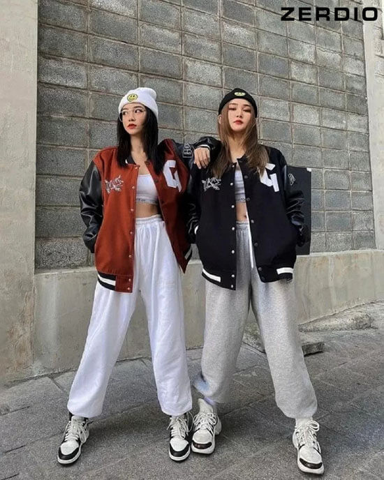 Nữ ca sĩ Jennie (BLACKPINK) diện áo hoodie dáng rộng màu xanh than, quần ống suông và giày sneaker, minh chứng cho cách phối đồ hiphop nữ với áo hoodie.