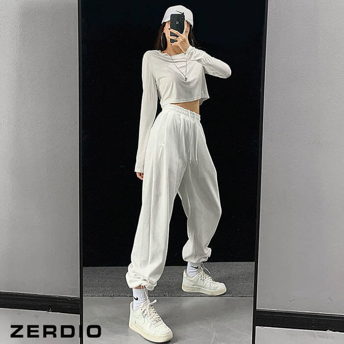 Nữ dancer mặc set đồ hiphop unisex gồm áo khoác bomber và quần jogger ống rộng màu đen, tôn lên vẻ mạnh mẽ và phóng khoáng.