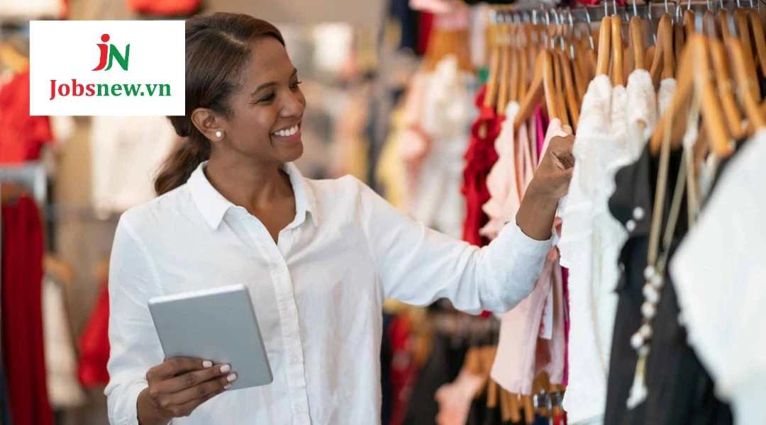 Nữ nhân viên shop quần áo đang tư vấn trang phục cho khách hàng, minh họa kỹ năng giao tiếp và bán hàng chuyên nghiệp.