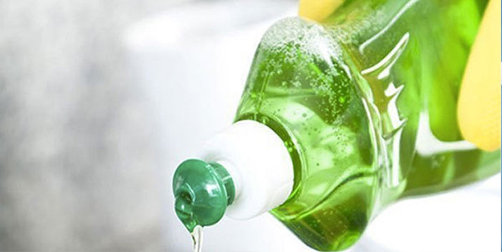 Nước rửa chén là giải pháp đơn giản để tách lớp dầu nhớt khỏi sợi vải