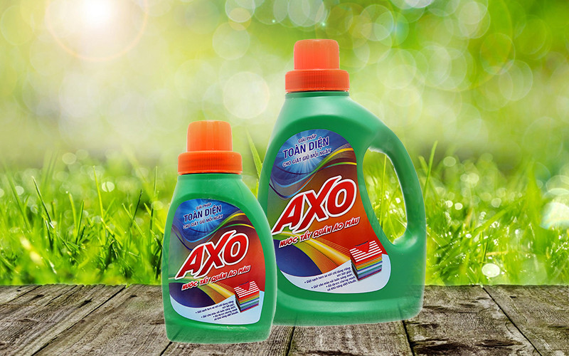 Nước tẩy quần áo màu AXO hương thông xanh trên nền vải sạch