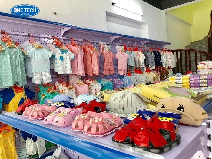 One Tech Group, đơn vị hàng đầu cung cấp kệ siêu thị treo quần áo và giải pháp trưng bày chuyên nghiệp, uy tín tại Việt Nam