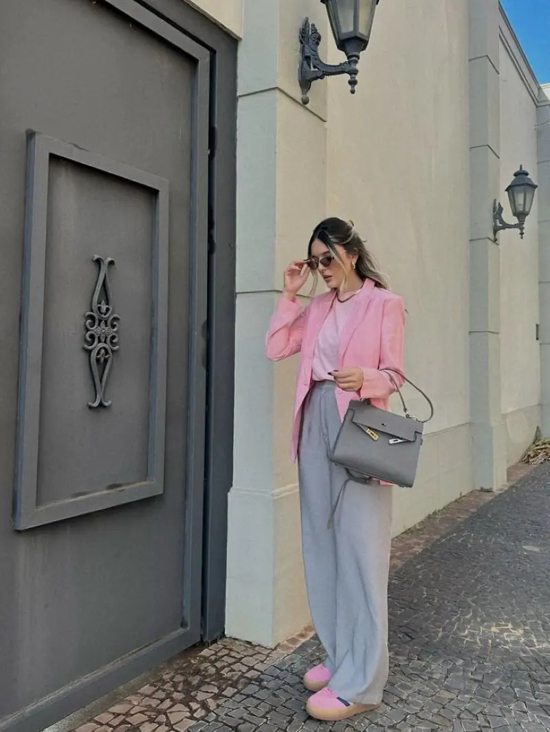 Phối áo hồng với quần tây màu xám mang đến vẻ ngoài thanh lịch, hiện đại và dễ ứng dụng