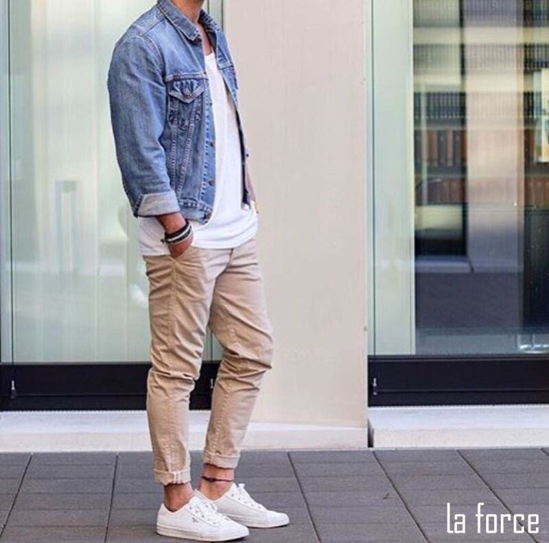 Phối áo khoác jean với quần kaki màu be tạo sự cá tính