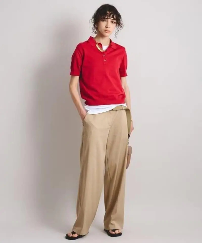 Phối áo thun đỏ với quần ống rộng màu nâu tạo phong cách cổ điển, ấm áp