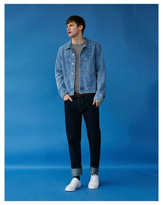 Phối áo thun xám với quần jean baggy đen và áo khoác denim cá tính