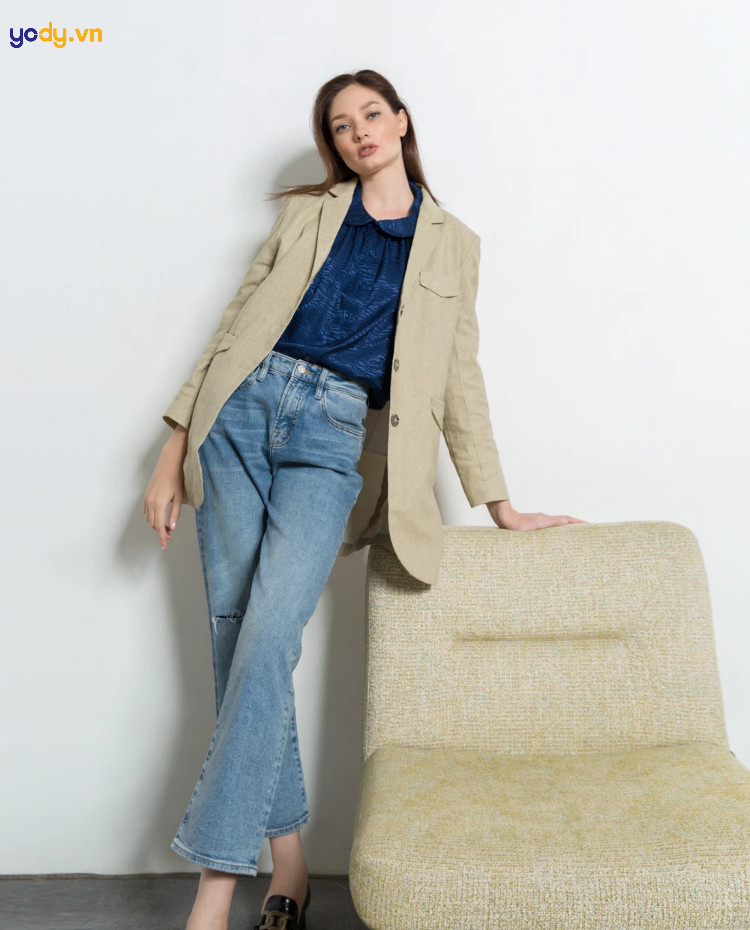 Phối áo vest nữ, quần jean với giày loafer tạo vẻ ngoài thanh lịch và trẻ trung